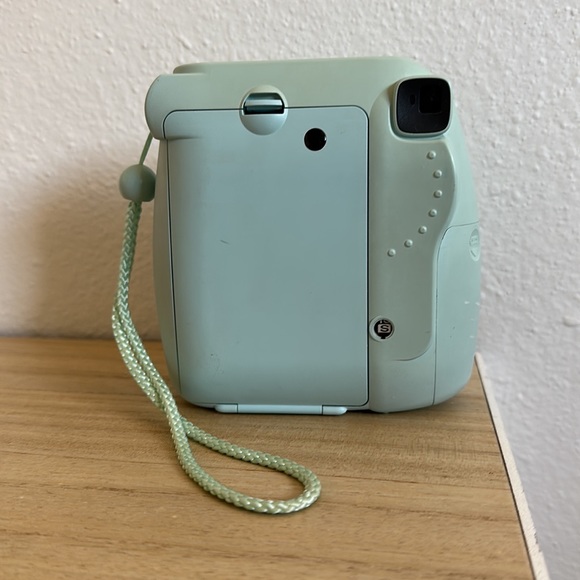 Fujifilm INSTAX Mini 8 Instant Camera (Blue) (Discontinued by Manufacturer) - Picture 2 of 4